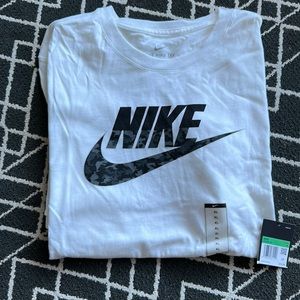 Nike t-shirt. Brand new!!